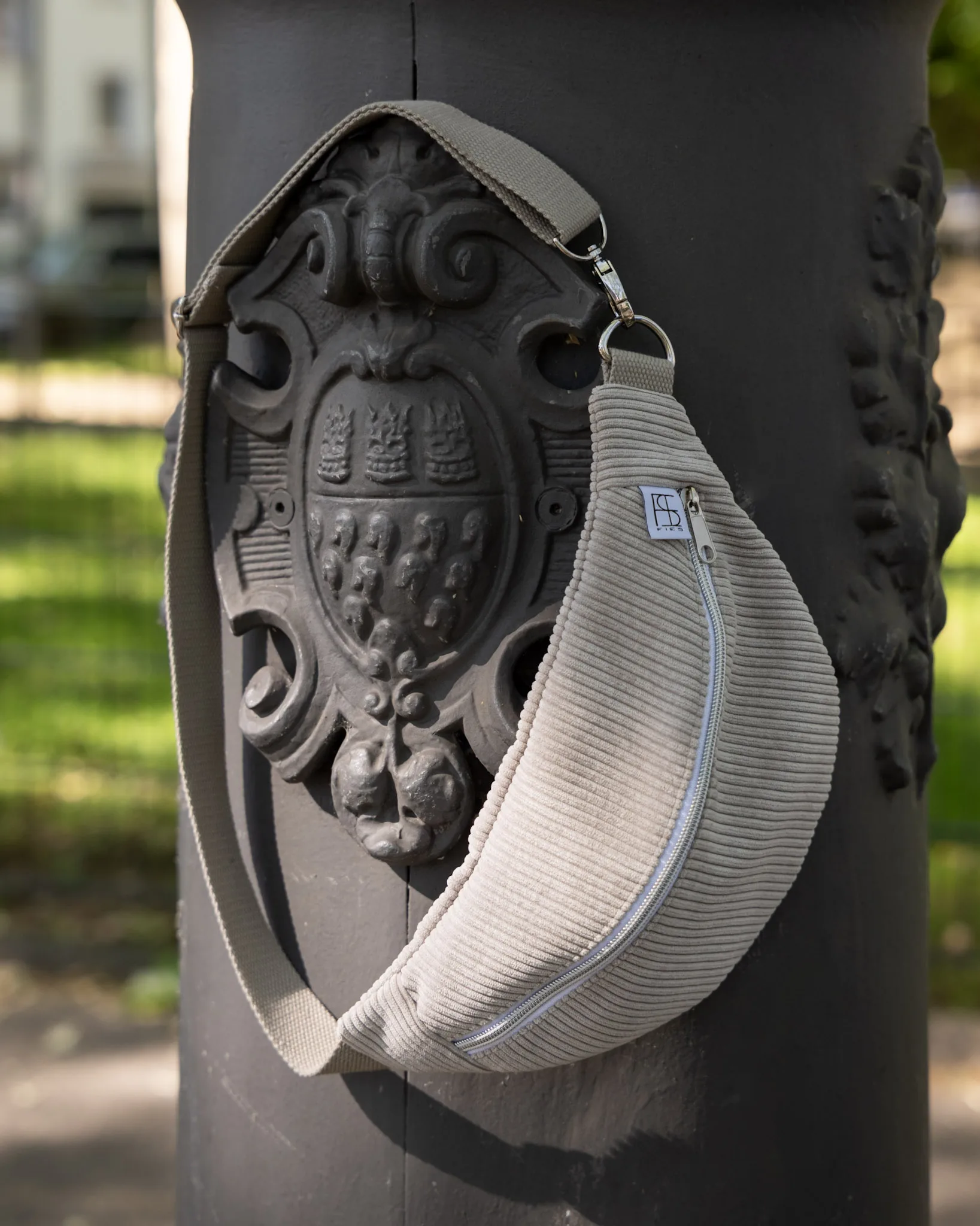 Bauchtasche Cord Hellgrau handgemacht – moderne Crossbody Bag