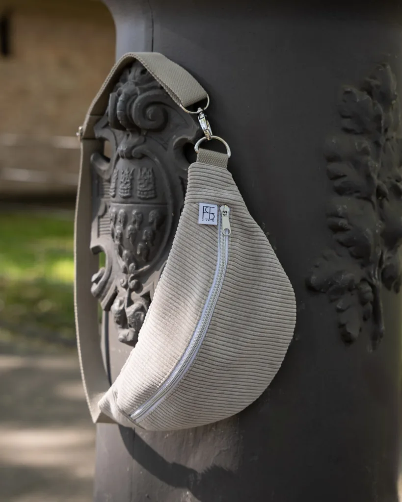 Handgefertigte Hip Bag aus Cordmaterial