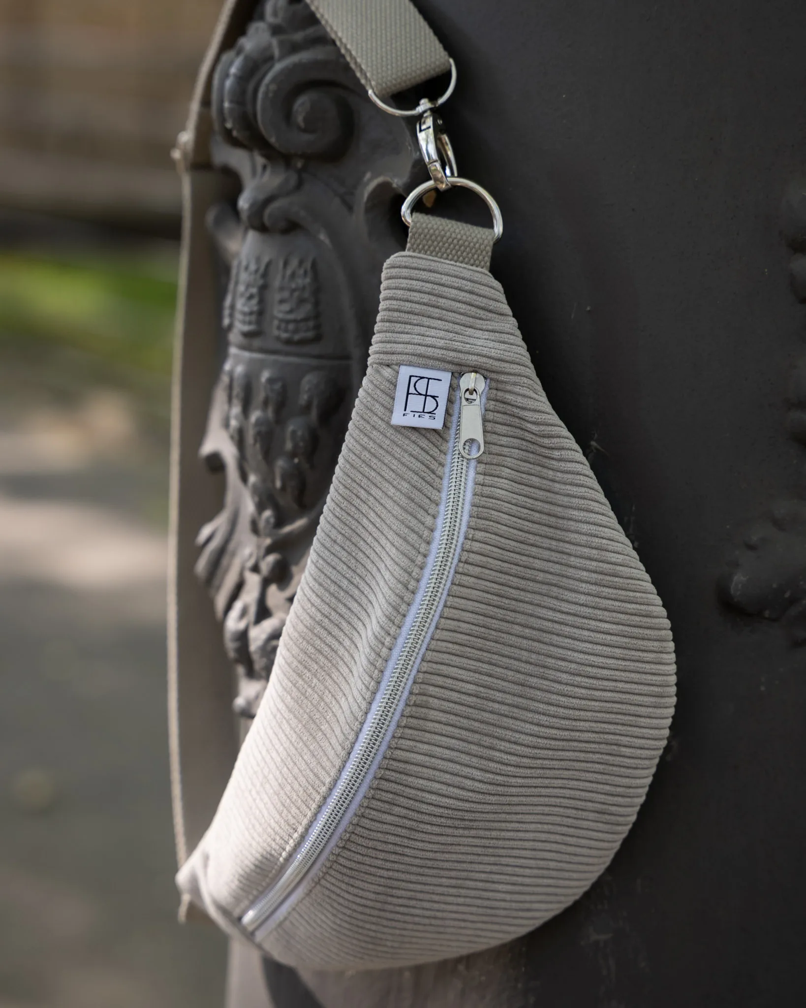 Trendige Cord Crossbody Bag in Hellgrau