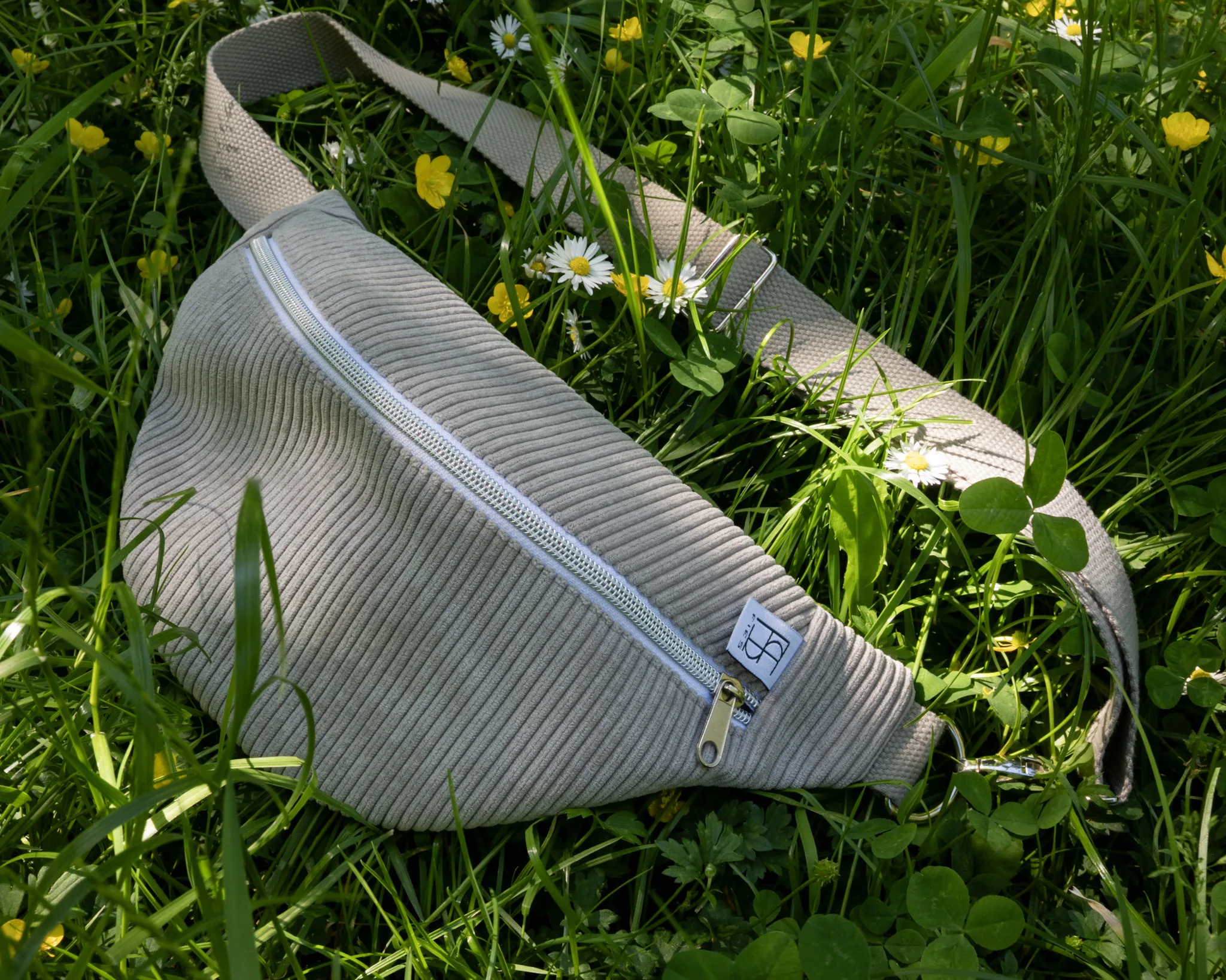 Minimalistische Bauchtasche aus Cord für Damen