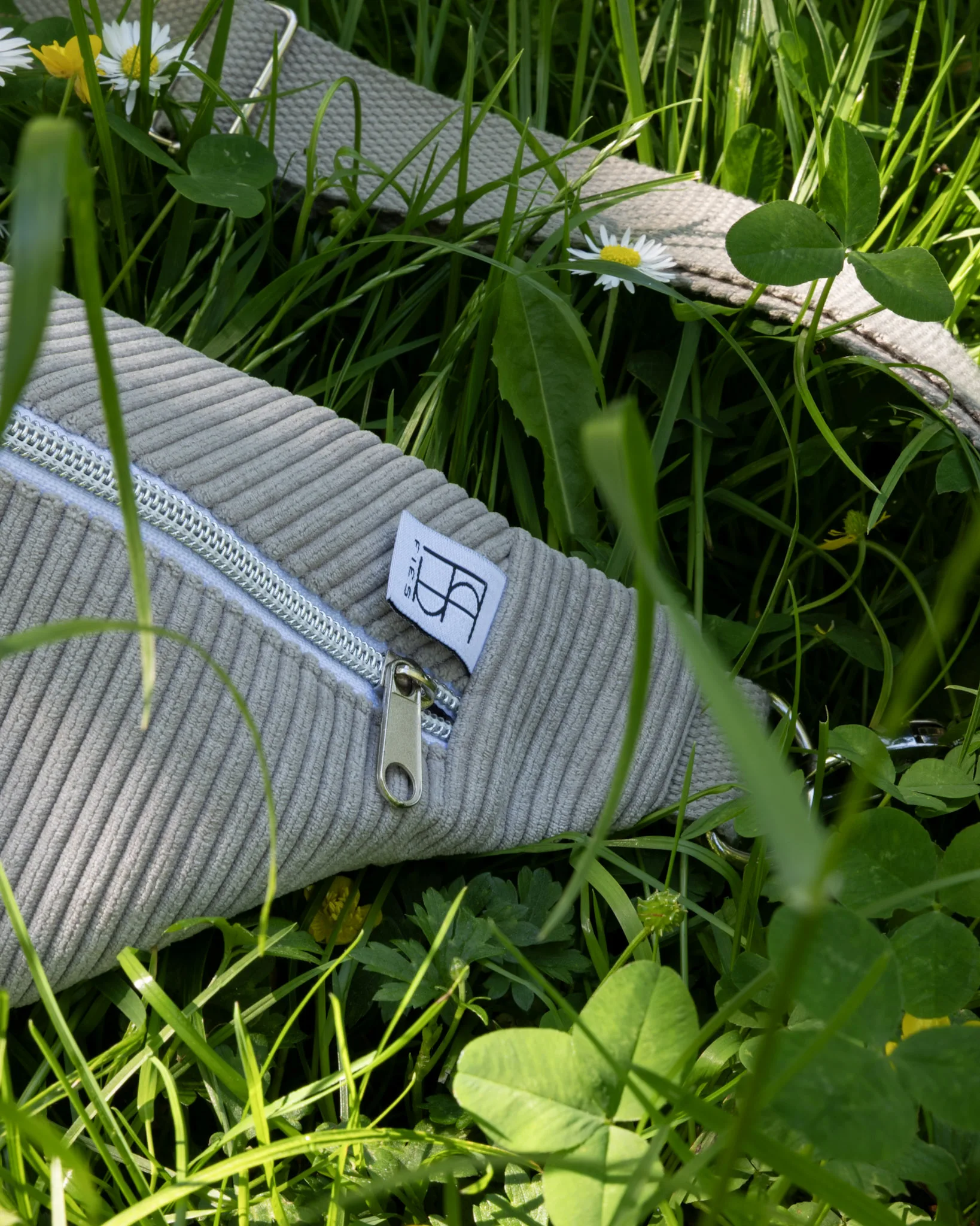 Hellgraue Cordtasche handmade für Alltag und Freizeit