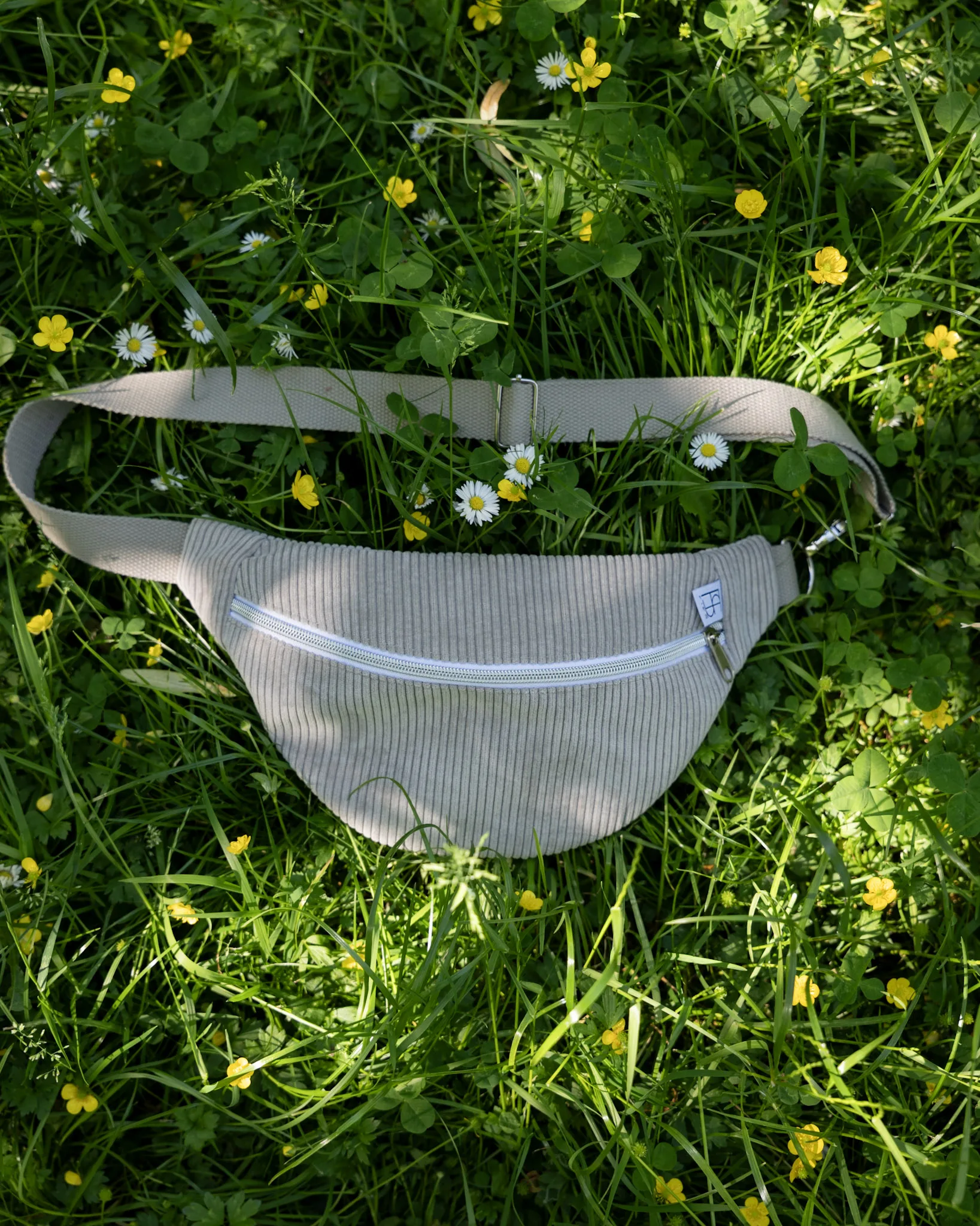 Moderne Damen Bauchtasche aus hellgrauem Cordstoff