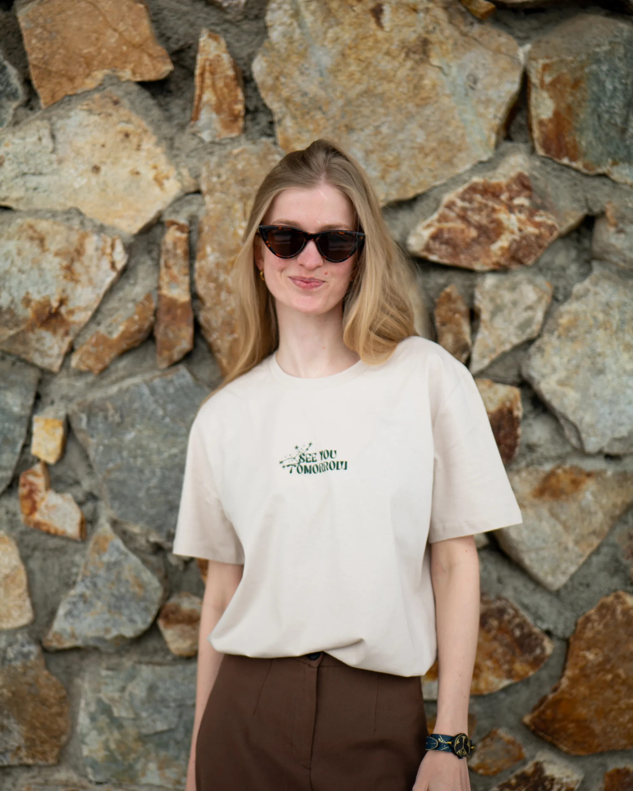 Beiges T-Shirt mit grünem Siebdruck der Tarotkarte The Star und dem Schriftzug See you tomorrow auf der Vorderseite