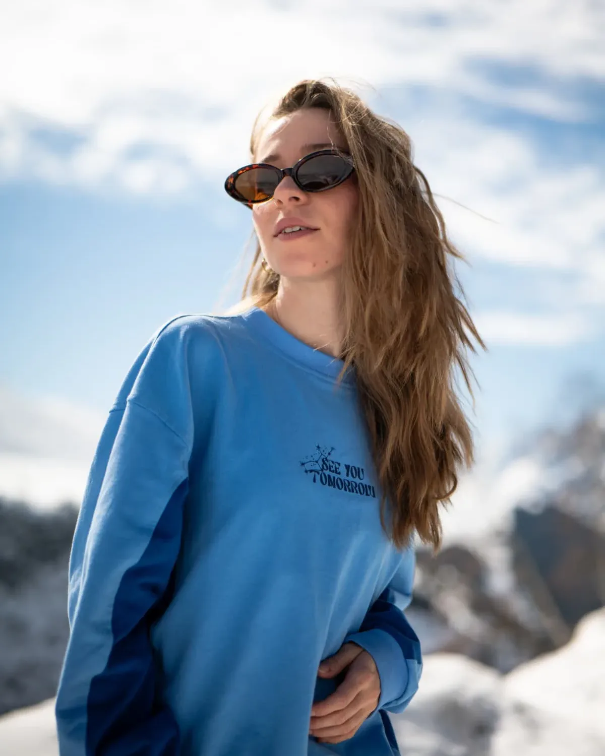 Blauer Pullover mit Siebdruck der Tarotkarte The Star und dem Schriftzug See you tomorrow auf der Vorderseite