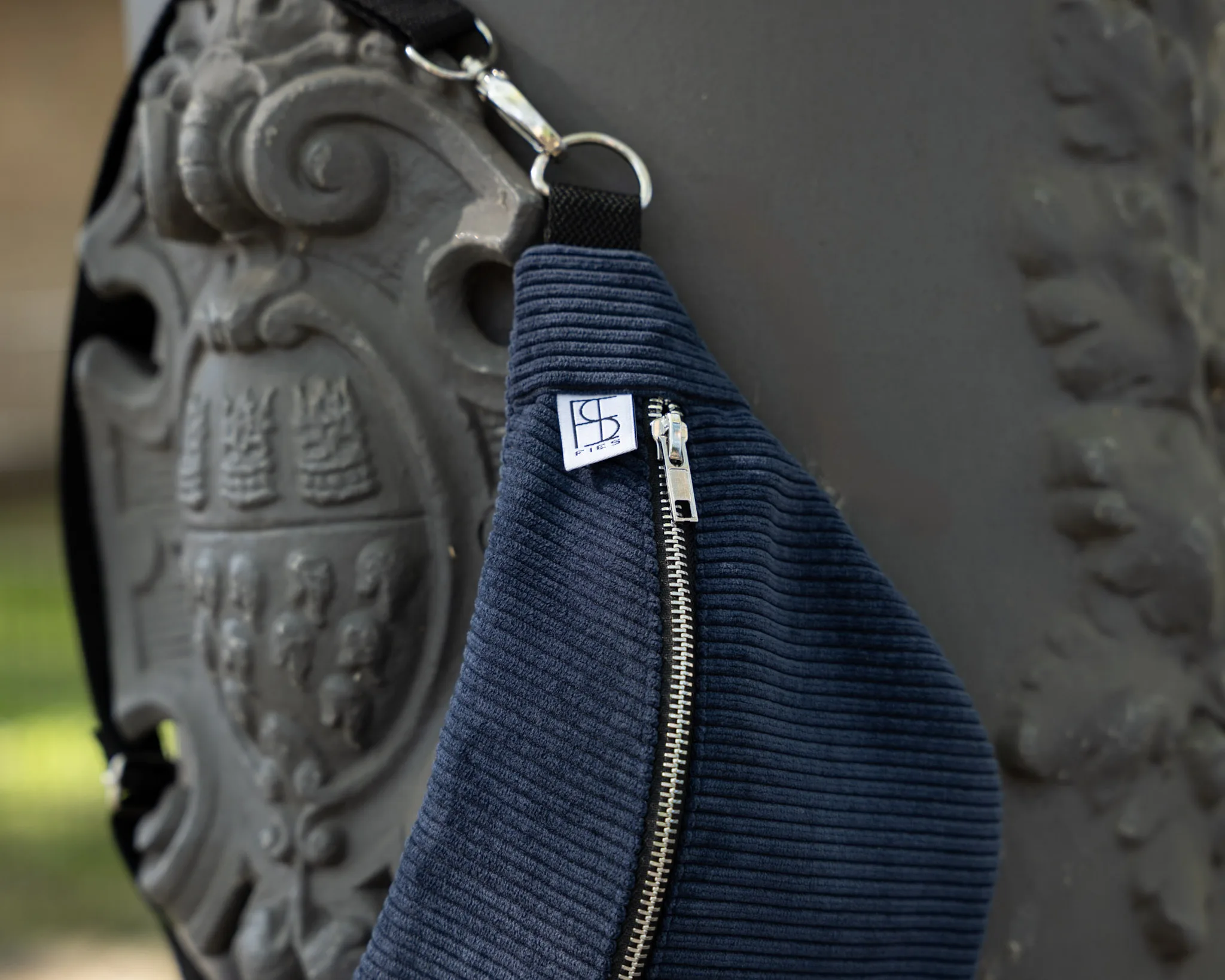 Handgemachte blaue Cord Bauchtasche als Crossbody getragen