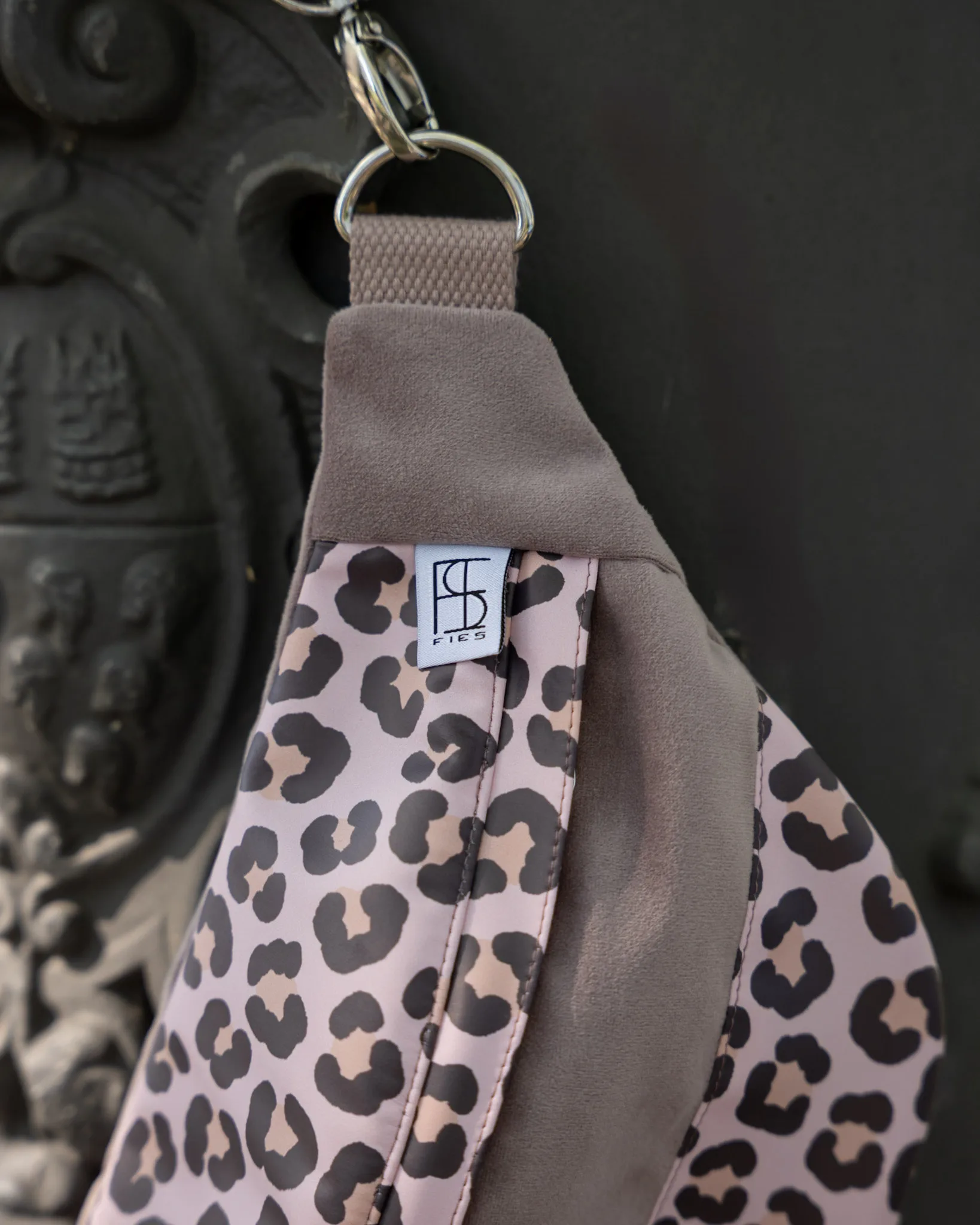 Handgemachte Leo Bauchtasche als Crossbody getragen