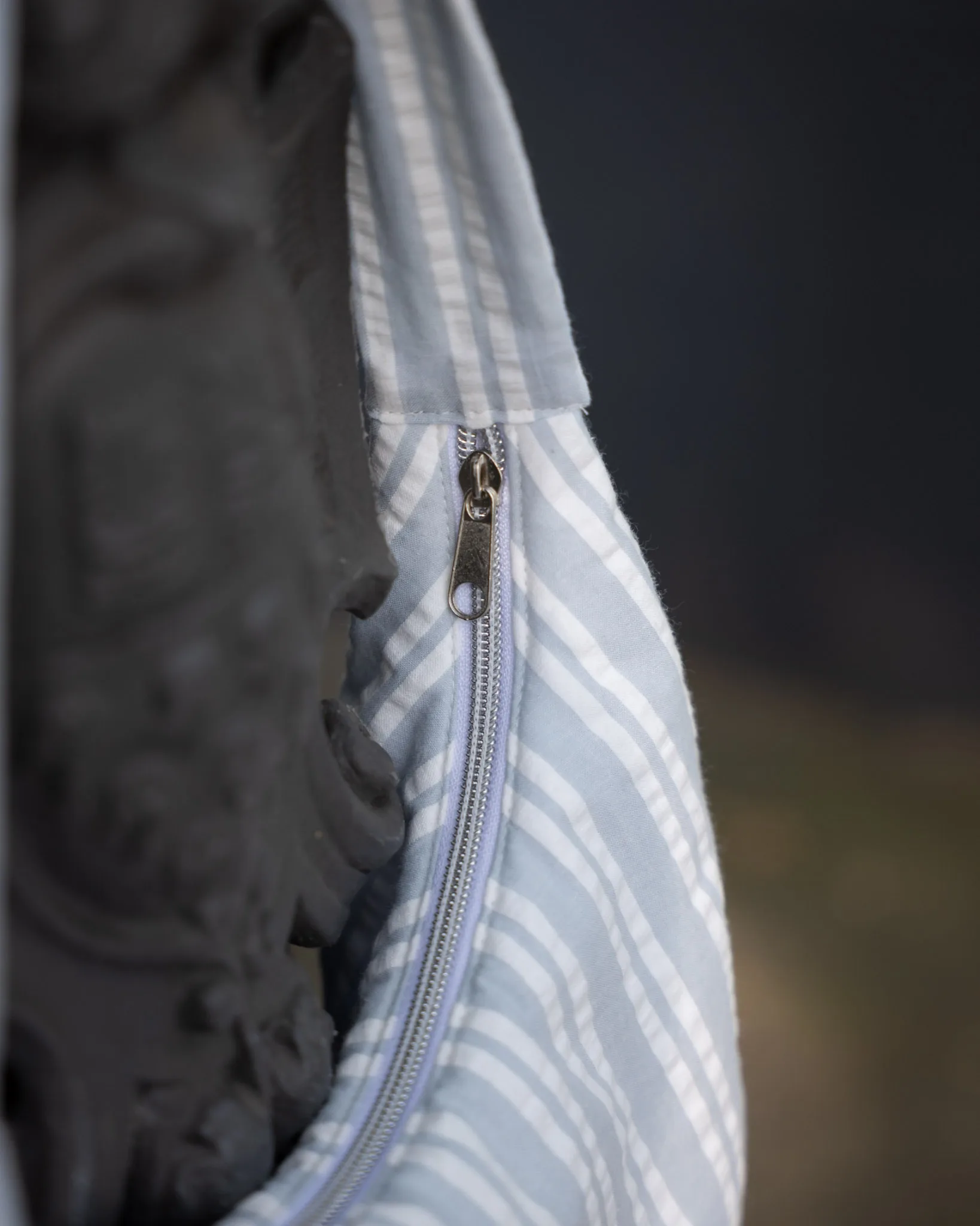 Handgemachte Crossbody Bag mit großer Schleife in Blau und Weiß, gestreifte Umhängetasche mit individuell bindbaren Trägern