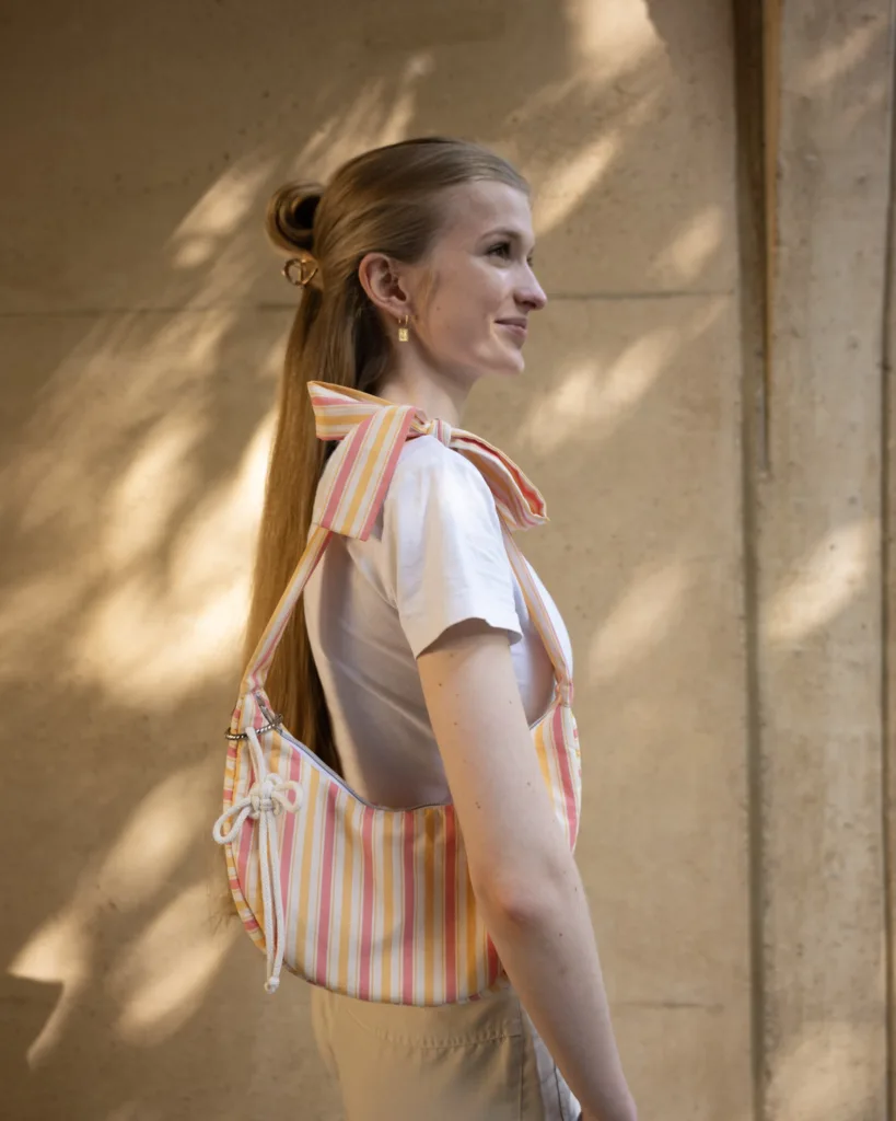 Handgemachte Crossbody Bag mit großer Schleife in Rosa, Orange und Weiß, gestreifte Umhängetasche mit individuell bindbaren Trägern