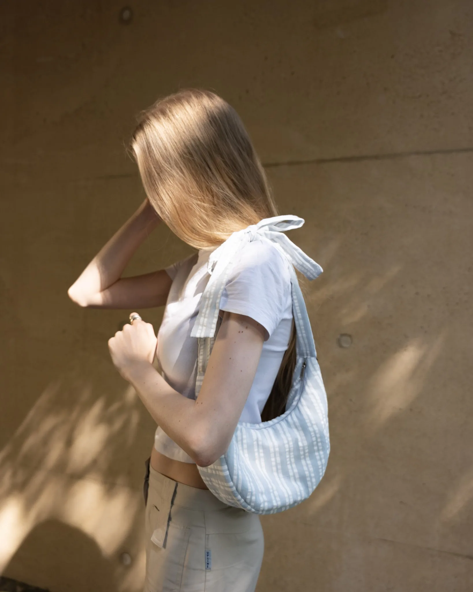 Handgemachte Crossbody Bag mit großer Schleife in Blau und Weiß, gestreifte Umhängetasche mit individuell bindbaren Trägern