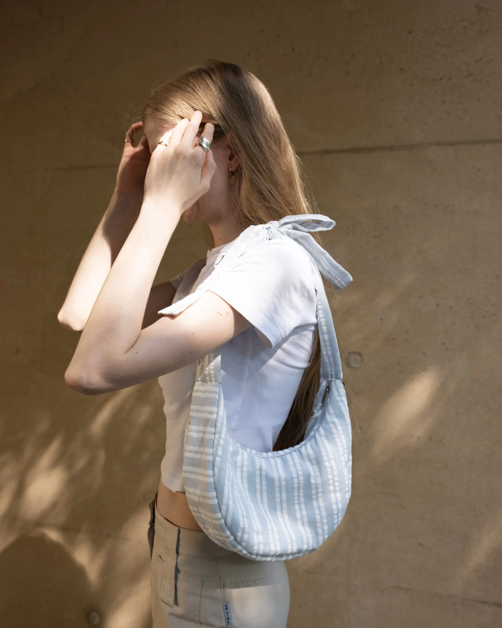 Handgemachte Crossbody Bag mit großer Schleife in Blau und Weiß, gestreifte Umhängetasche mit individuell bindbaren Trägern