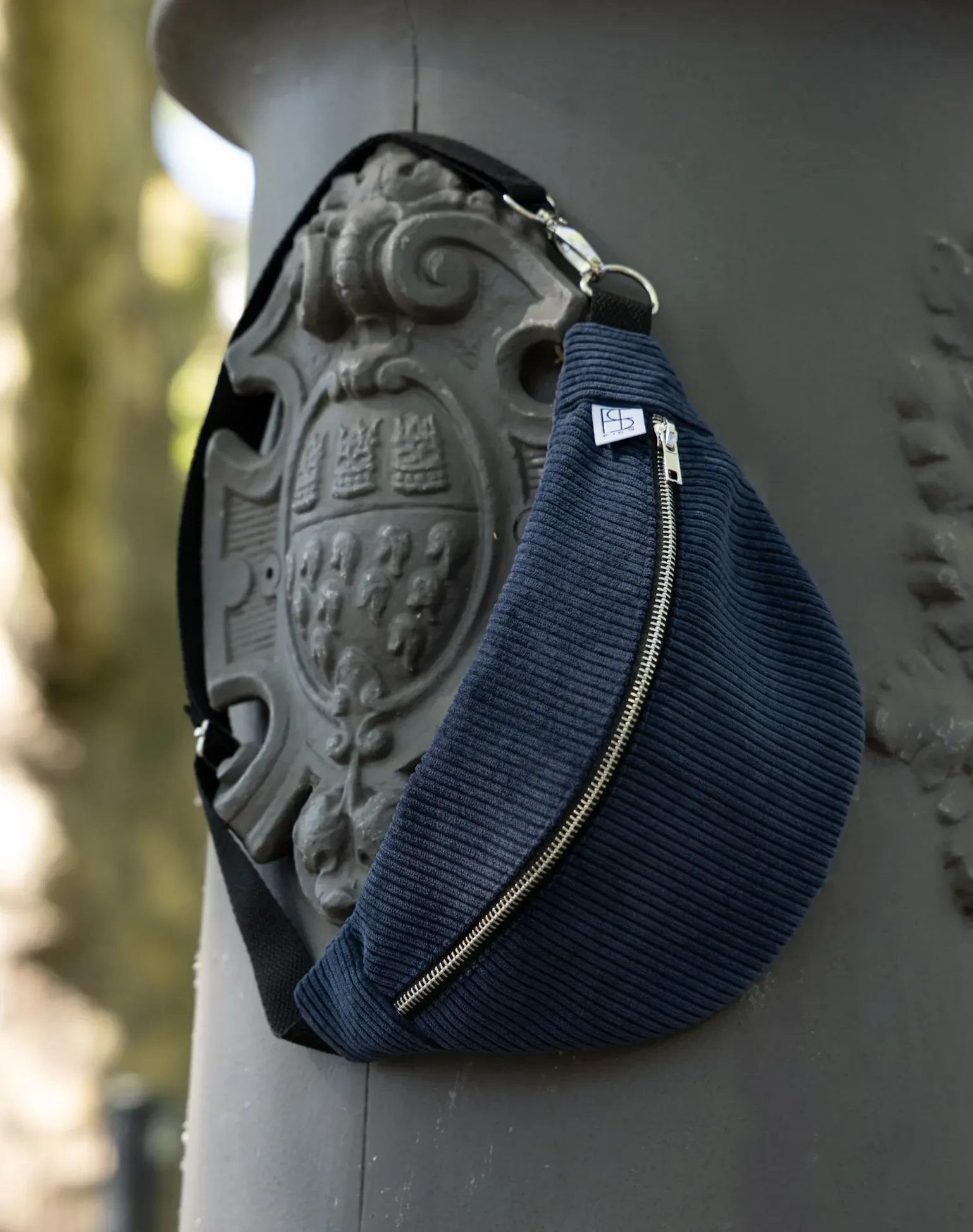 Moderne Damen Bauchtasche aus blauem Cordstoff
