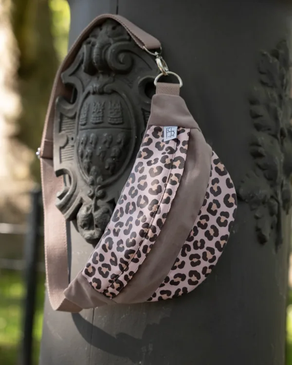 Bauchtasche Leo Rosa Handgefertigte Crossbody Bag im modernen Leo Style