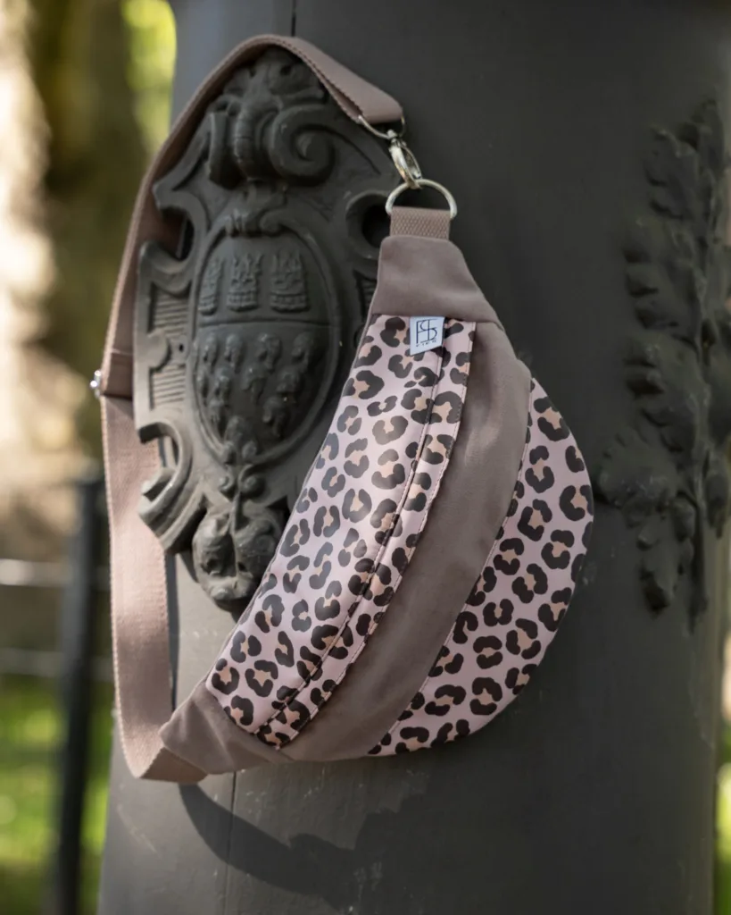 Handgefertigte Crossbody Bag im modernen Leo Style