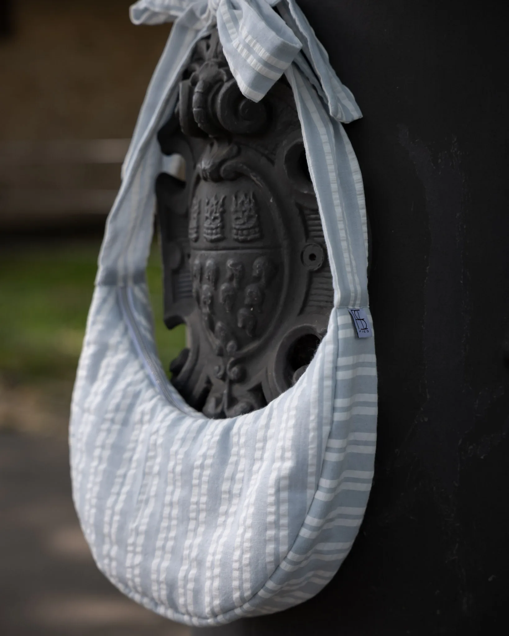 Handgemachte Crossbody Bag mit großer Schleife in Blau und Weiß, gestreifte Umhängetasche mit individuell bindbaren Trägern