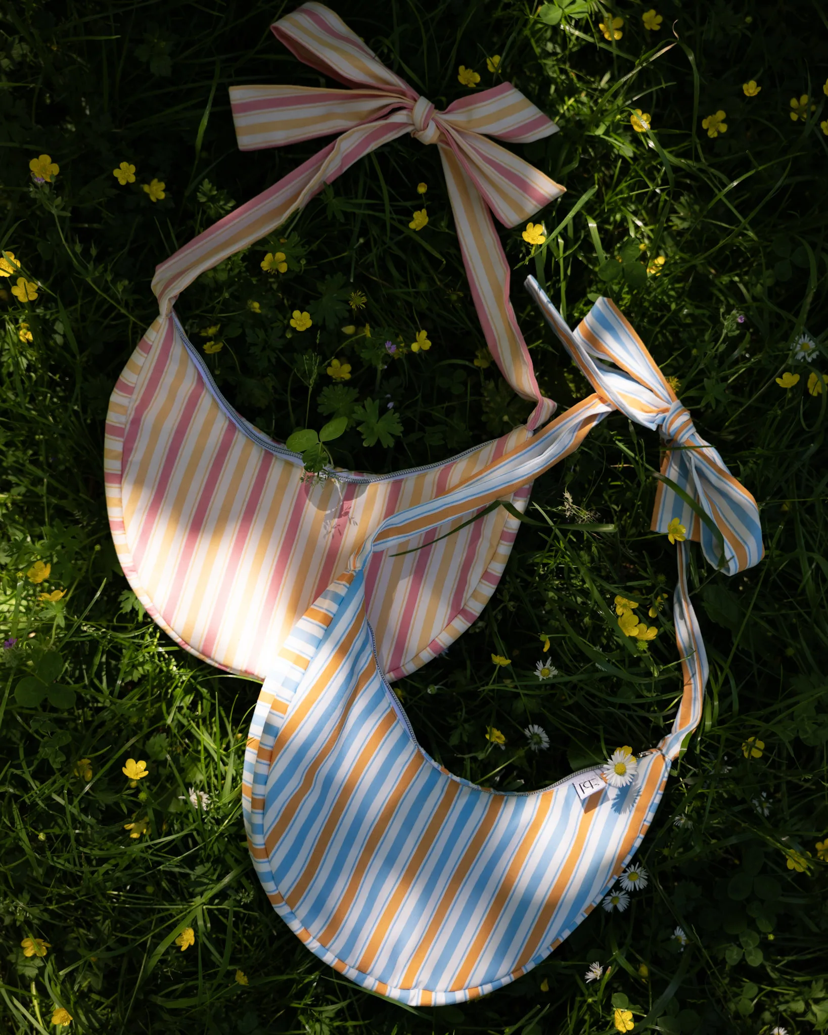 Handgefertigte Umhängetasche mit Schleife, rosa-orange-weiß gestreift, modisches Accessoire für Alltag und Freizeit