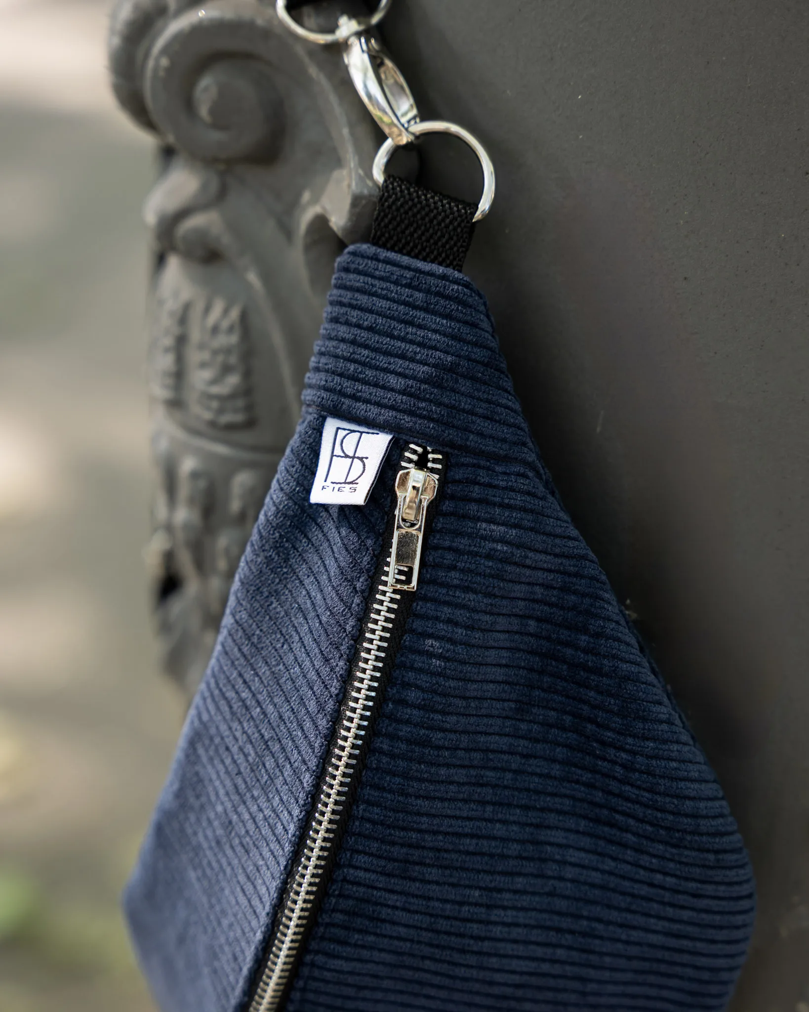 Stylische Crossbody Bag aus Cord in Blau