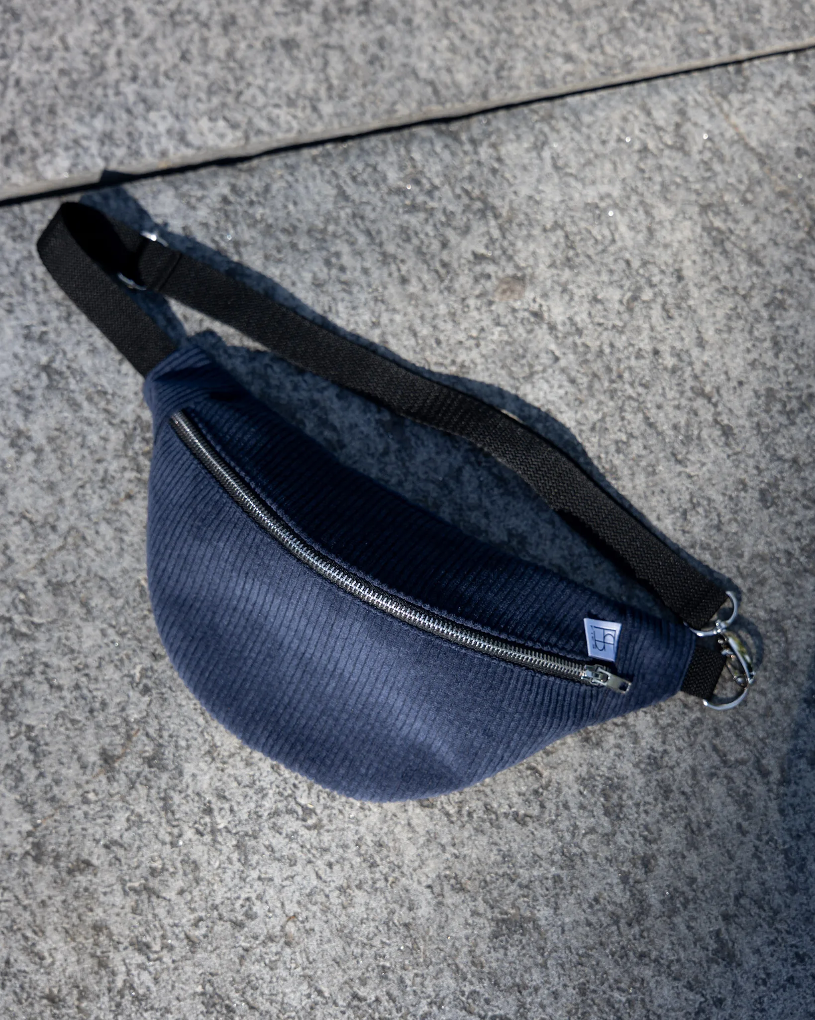 Blaue Bauchtasche mit verstellbarem Schultergurt