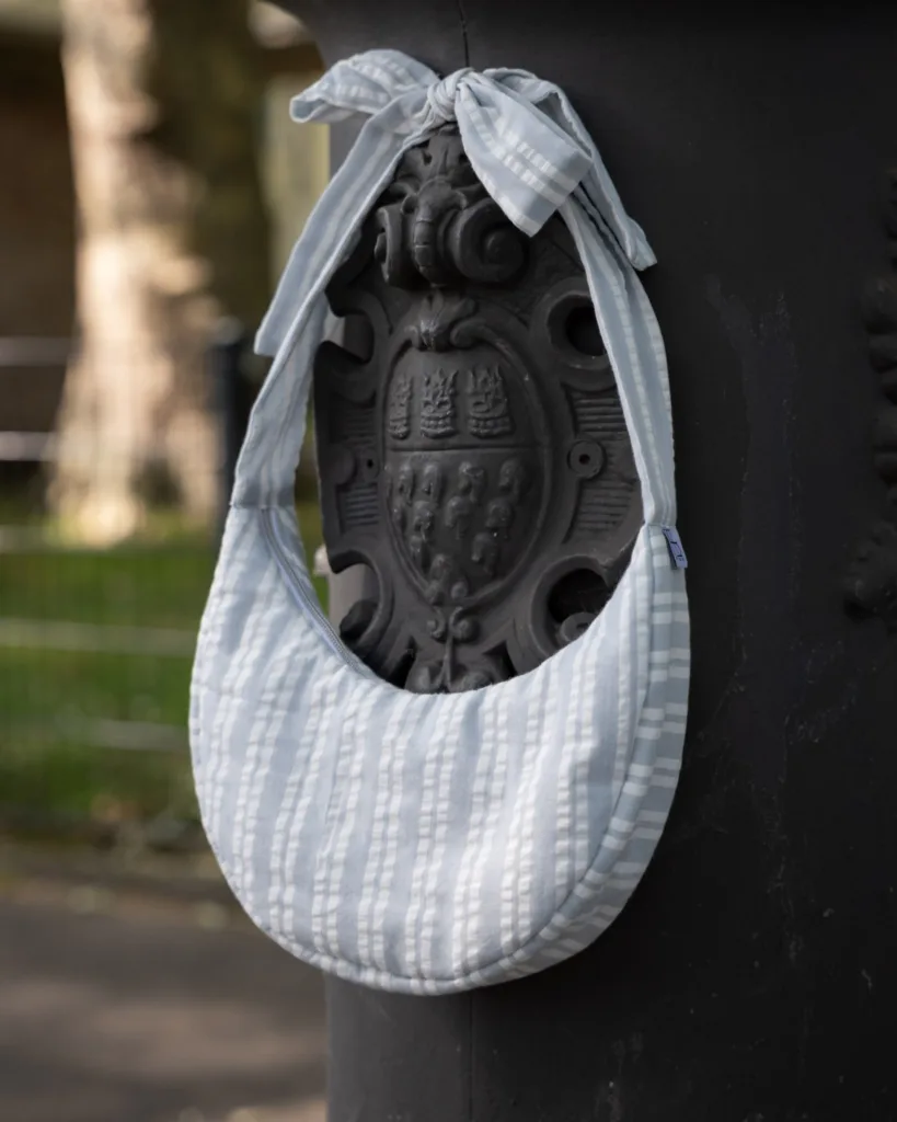 Handgemachte Crossbody Bag mit großer Schleife in Blau und Weiß, gestreifte Umhängetasche mit individuell bindbaren Trägern