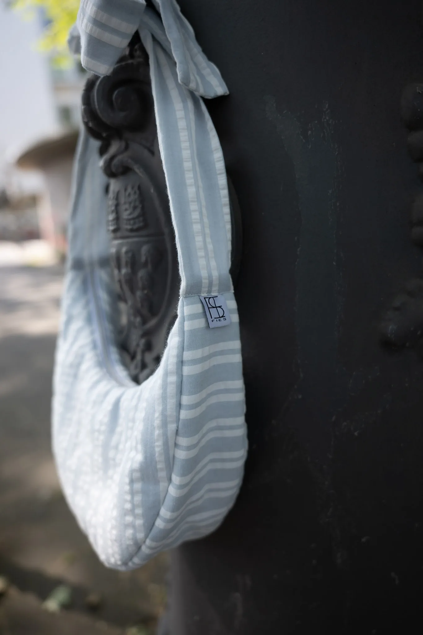 Handgemachte Crossbody Bag mit großer Schleife in Blau und Weiß, gestreifte Umhängetasche mit individuell bindbaren Trägern
