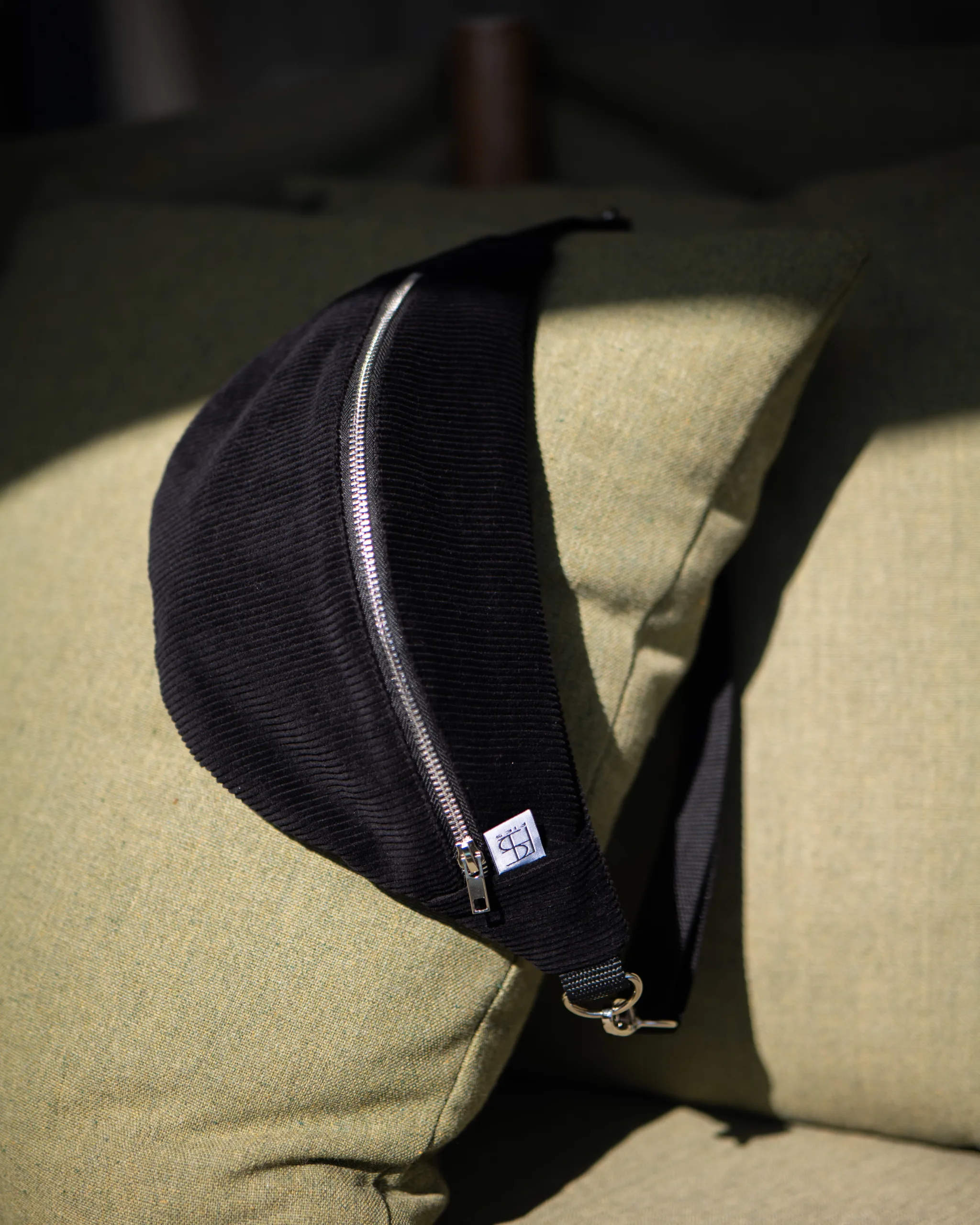 Bauchtasche Cord Schwarz – Bild 5