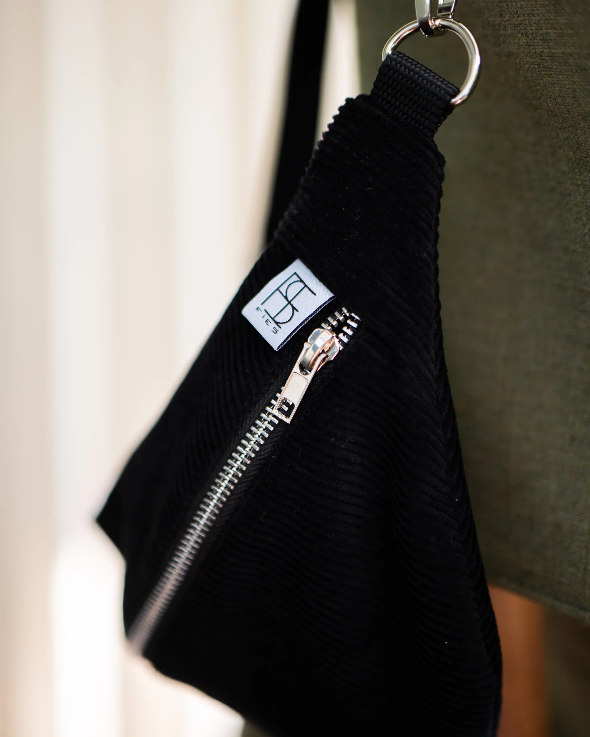 Bauchtasche Cord Schwarz – Bild 3