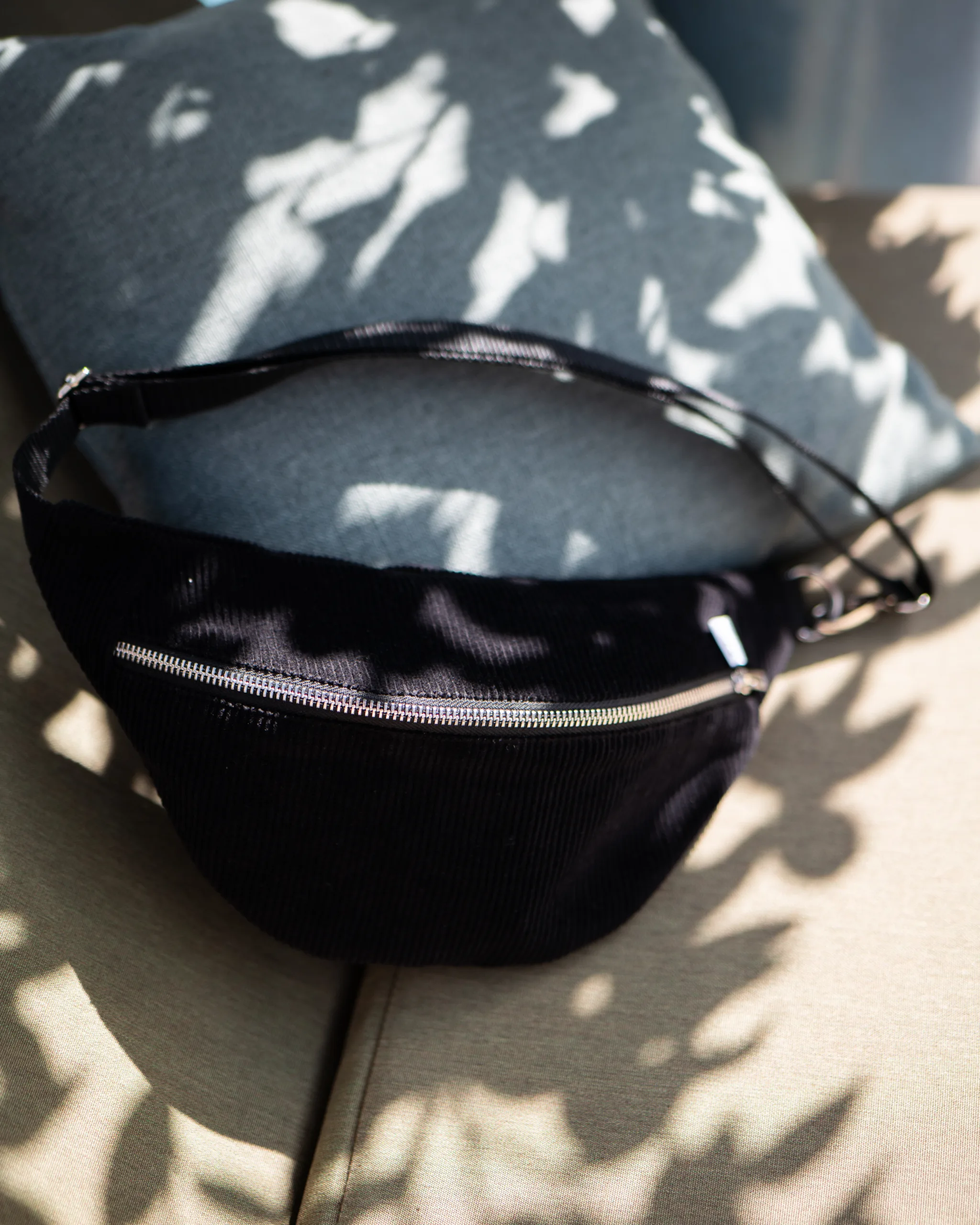 Bauchtasche Cord Schwarz – Bild 2